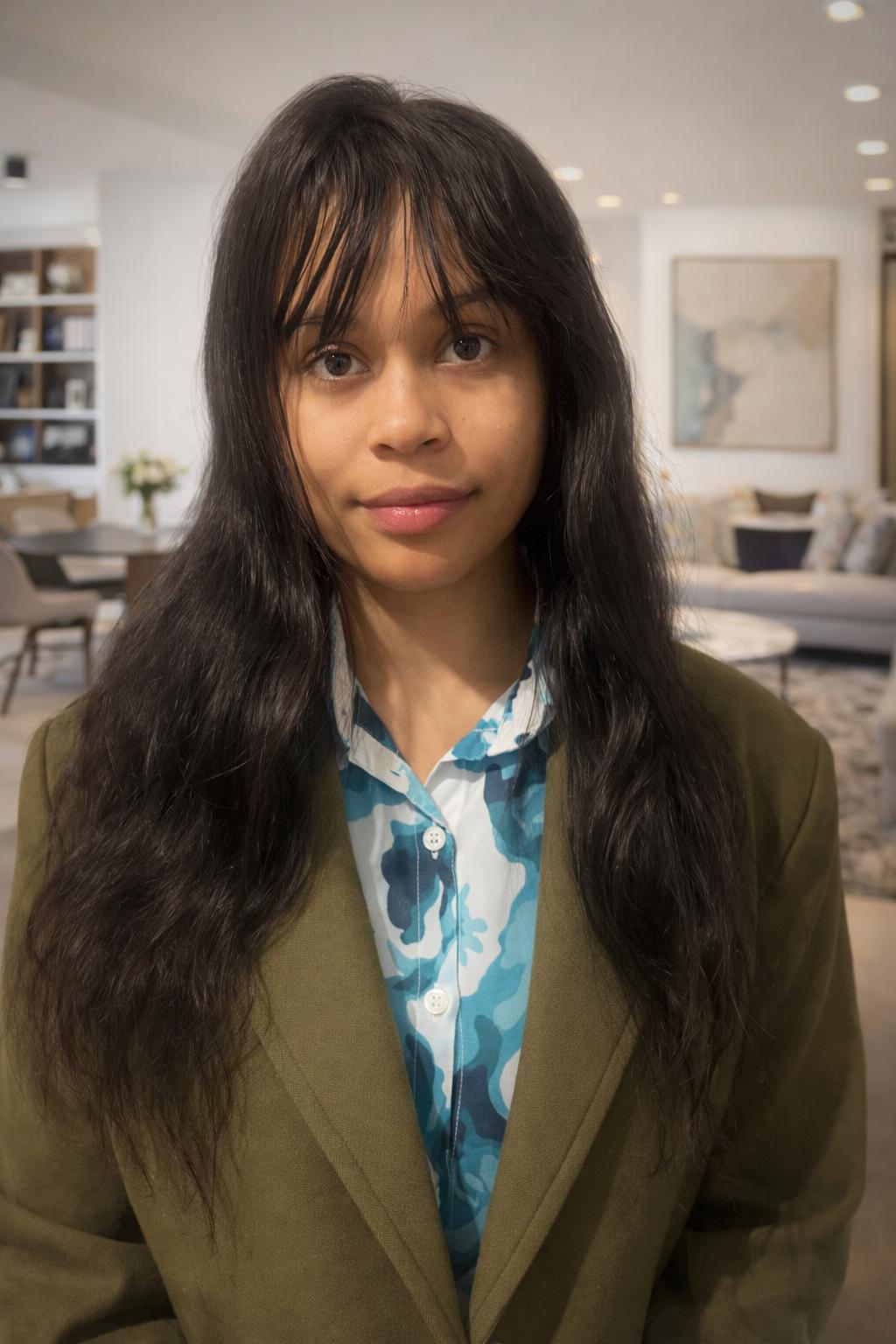 Photo_Profil Femme en veste verte dans un salon