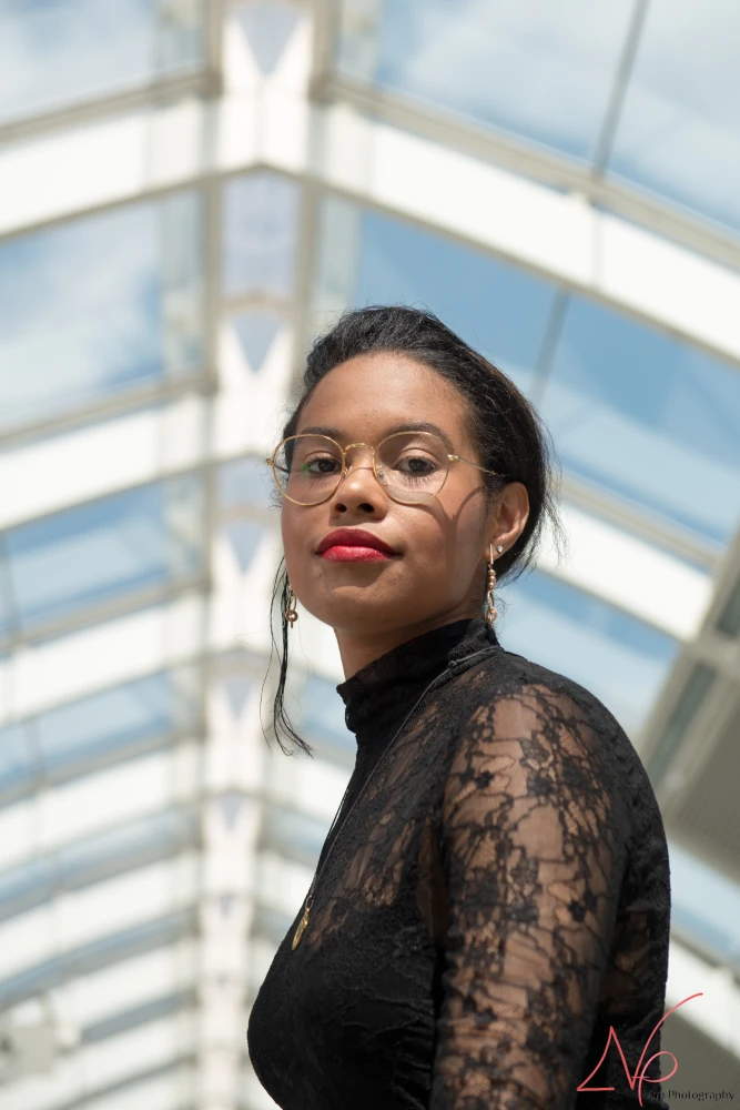 Femme avec lunettes sous un toit en verre